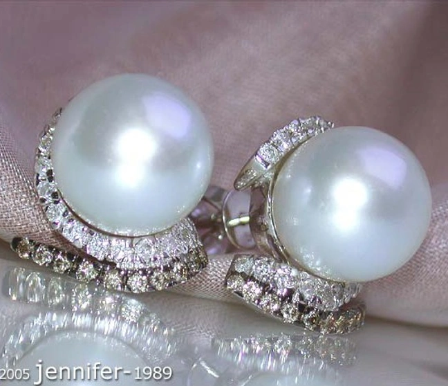 Perlenohrringe mit Diamanten auf weichem Stoff Perlenohrringe mit Diamanten auf weichem Stoff