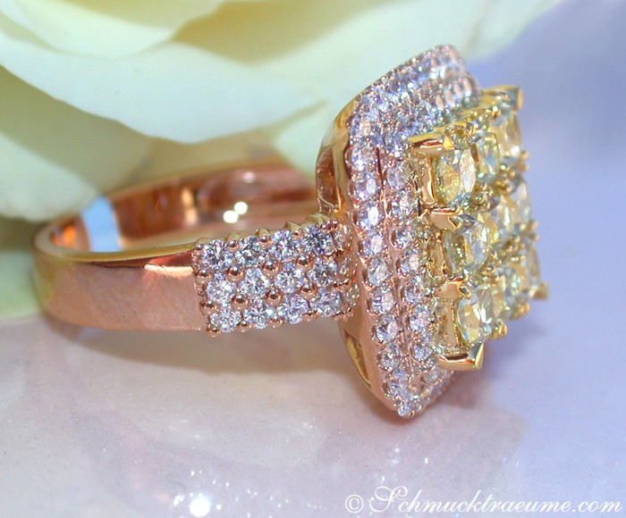 Detailaufnahme des gelben Diamanten-Rings in Roségold mit Brillanten.
