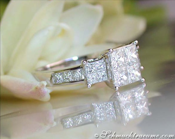 Prinzessdiamant-Ring aus Weißgold, detailreich, elegant, auf Rosenblüte abgebildet