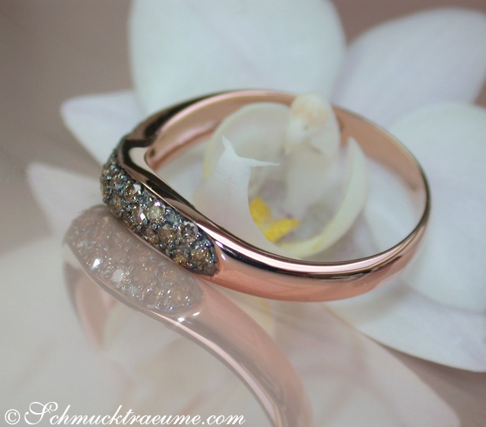 Weich geschwungener Ring mit naturbraunen Brillanten auf Roségoldbasis, detailreich, elegant.