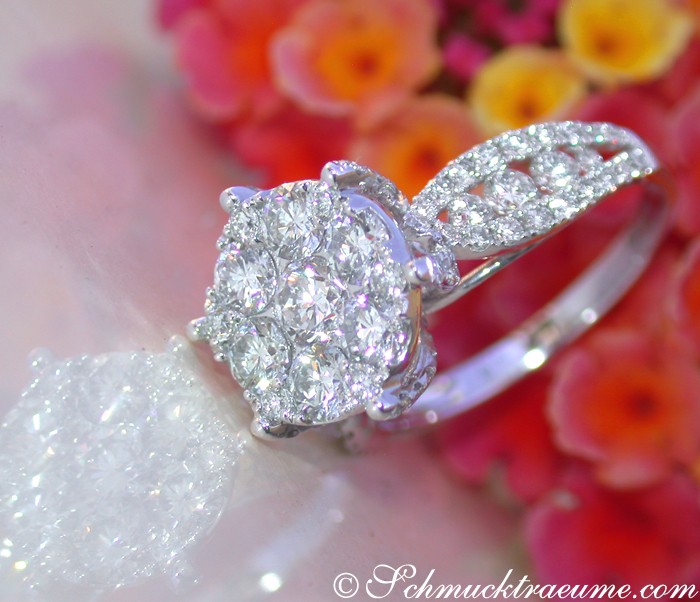 Verziertes Diamantringdetail im Solitär-Stil auf Blütenhintergrund