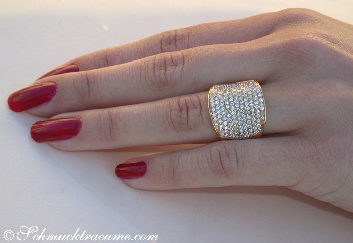 Roségold-Ring mit Brillanten, detailreich verarbeitet, auf weißem Untergrund.