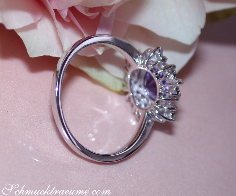 Weißgold-Tansanit-Ring mit Diamanten im Schneeflocken-Design, Detailaufnahme