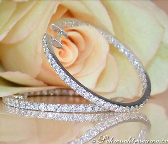 Diamantcreolen mit 2.080 Karat TW SI, Weißgold 585, vor Rosenblüte. Diamantcreolen mit 2.080 Karat TW SI, Weißgold 585, vor Rosenblüte.