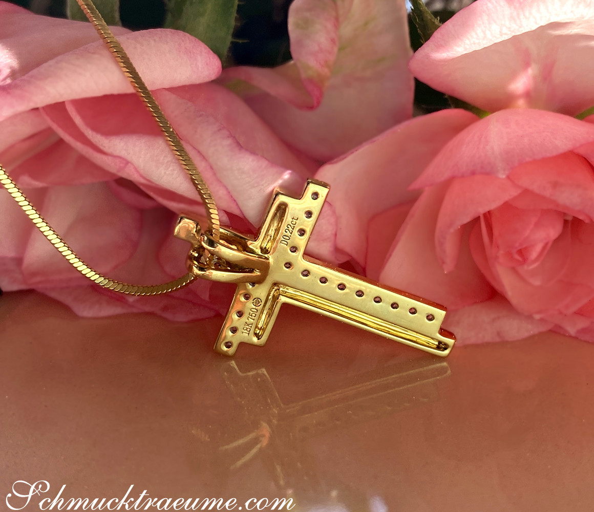 Goldkreuzanhänger „Duett“ mit Brillanten auf rosafarbenen Rosenblättern