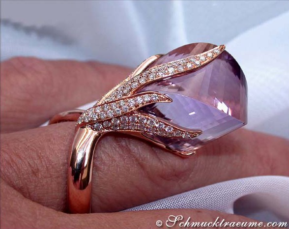 Detailaufnahme des Amethyst-Rings mit Roségold und Diamanten