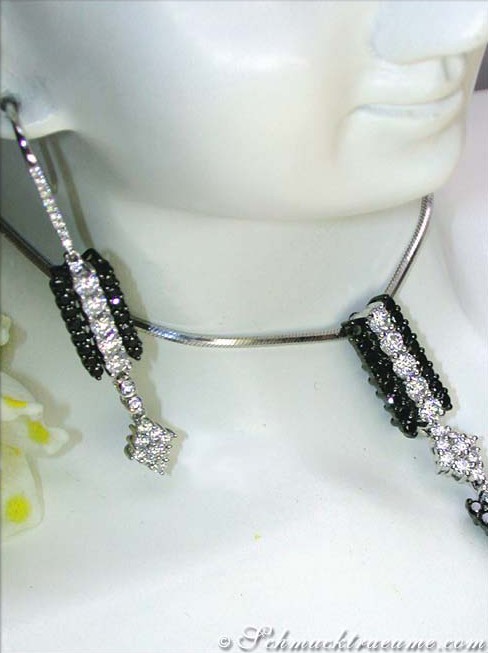 Weißgold-Ohrringe mit schwarzen und weißen Diamanten, Detailaufnahme