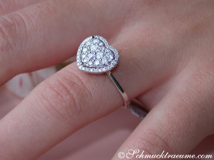 Weißgold Herzring mit Diamanten, Detailaufnahme von Hand getragen