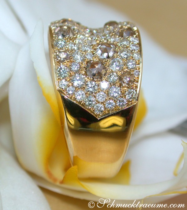 Goldener Ring mit weiß-braunen Brillanten auf Blume