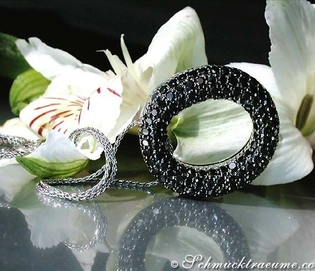 Schwarzer Diamanten Kreisanhänger auf Blumen, Detailaufnahme, elegant, luxuriös