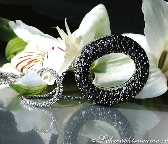 Schwarzer Diamanten Kreisanhänger auf Blumen, Detailaufnahme, elegant, luxuriös Schwarzer Diamanten Kreisanhänger auf Blumen, Detailaufnahme, elegant, luxuriös