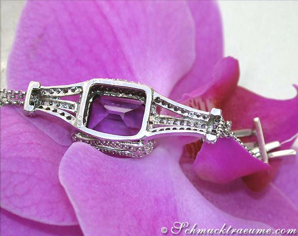 Detailaufnahme des Amethyst-Colliers mit Brillanten, Art-Déco-Stil, auf lila Orchideenblüte.