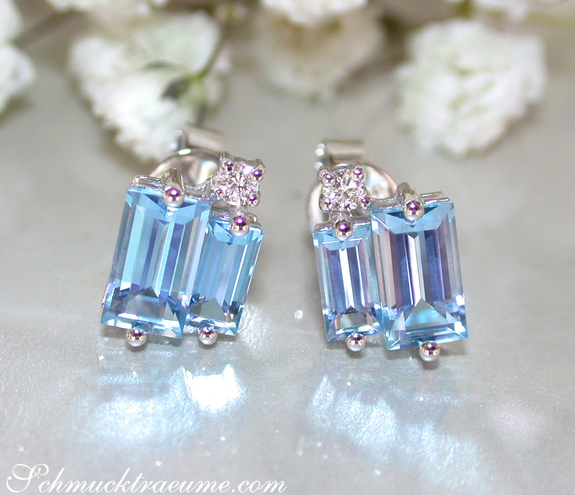 Blautopas Baguette-Ohrstecker mit Diamanten, elegant auf weißem Hintergrund