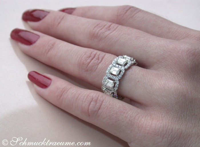 Erhabener Brillant-Ring mit Smaragd-Schliff-Diamanten auf Hand