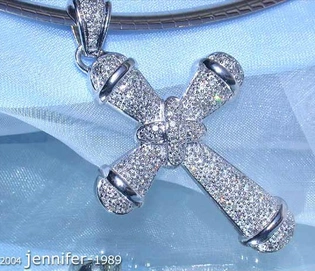 Weißgold Kreuz Anhänger mit 1.150 Brillanten, glitzernd und elegant