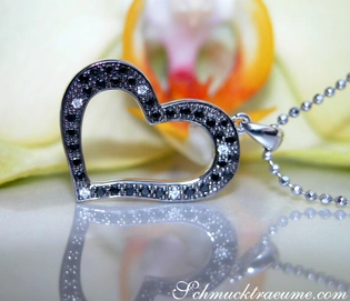 Schwarzer Diamanten Herz-Anhänger aus Weißgold, zart und elegant