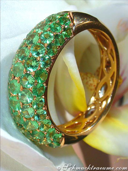 Goldener Tsavorit Pavé Ring, Detailaufnahme, elegante Verarbeitung, grüne Steine, gelbes Gold 585