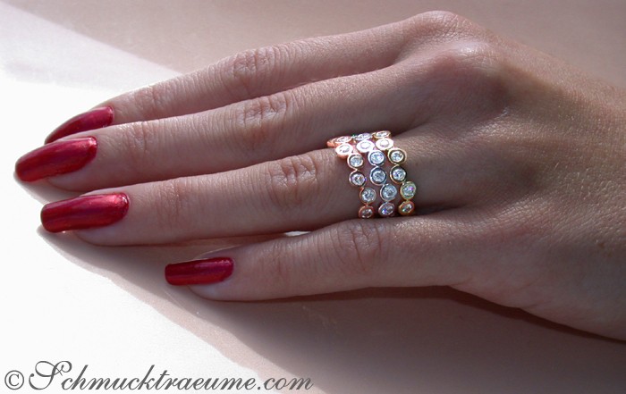 Raffiniertes Stacking-Ring-Set aus 3 Brillanten in Rosé-, Gelb- und Weißgold, elegant getragen