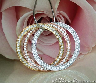 Verflochtene Brillantenkreis-Anhänger im Weißgold, Gelbgold & Roségold vor Rosenblüte