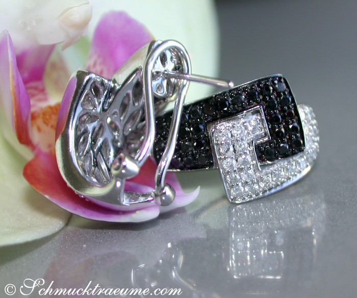 Schwarz-weiß-Diamant-Ohrstecker mit floraler Verzierung, detailreich, elegant.