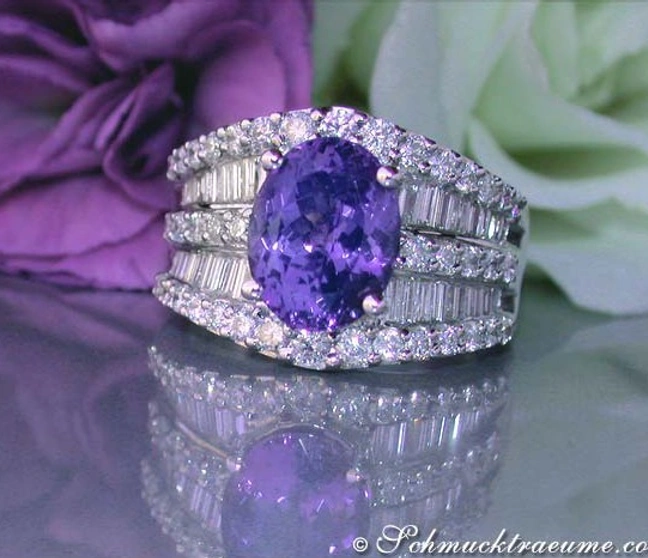 Weißgold-Tanzanit-Ring mit Trapez-Diamanten, Detailaufnahme, auf glattem Hintergrund Weißgold-Tanzanit-Ring mit Trapez-Diamanten, Detailaufnahme, auf glattem Hintergrund