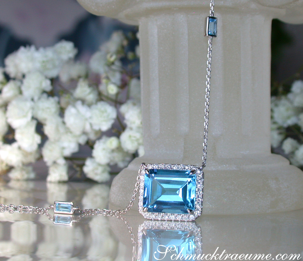 Blautopas-Halskette mit Diamanten, klassisch elegant, 8.220 Karat, Weißgold 585, Detailaufnahme, weißer Hintergrund, Blumen.