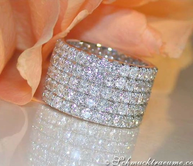 Fünfreihiger Brillanten Memory Ring in Extra Breite auf Rosenblüte liegend Fünfreihiger Brillanten Memory Ring in Extra Breite auf Rosenblüte liegend