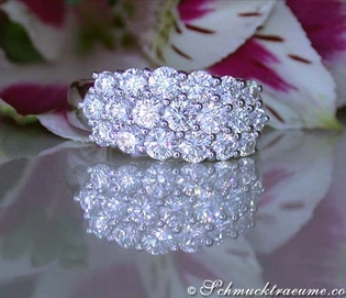 Weißgoldring mit 19 Brillanten auf Blumenreflexion