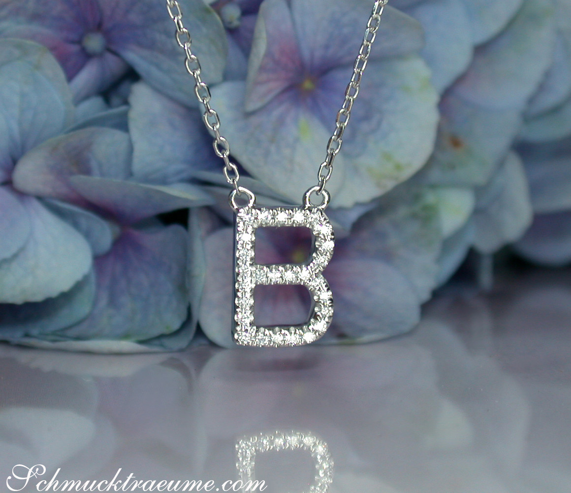 Blumenhintergrund, Halskette mit Brillanten-B-Anhänger, Detailaufnahme