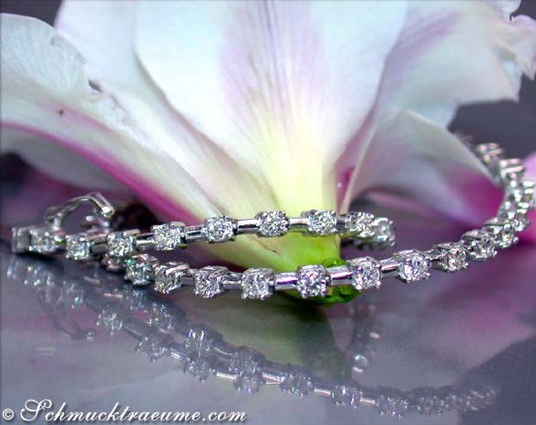 Platin-Armband mit Diamanten, Detailaufnahme, zarte Blume im Hintergrund