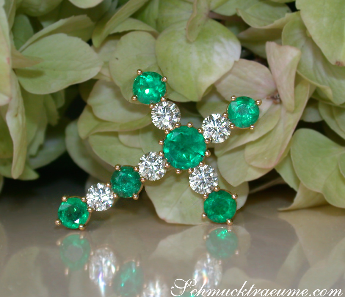 Opulenter Smaragd- und Diamantkreuzanhänger mit Goldverarbeitung