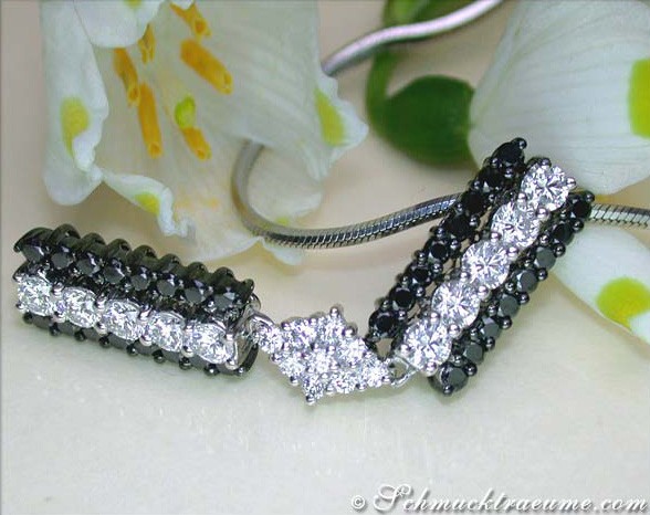 Schwarz-weiß Diamantanhänger mit Raffinatur auf Blüte