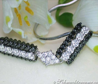 Schwarz-weiß Diamantanhänger mit Raffinatur auf Blüte