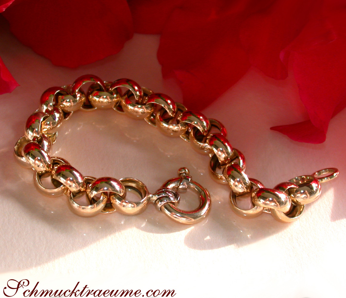 Goldarmband aus Gelbgold 585, rote Rosenblätter im Hintergrund, detailreich, elegant.