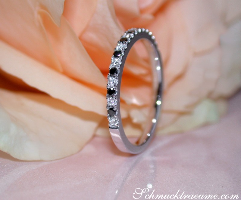 Halb Memoryring aus Weißgold mit schwarzen und weißen Diamanten auf Rosenblüte