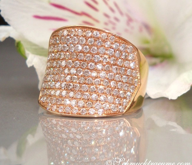 Stilvolle Brillanten-Ring in Roségold, detailreich verarbeitet, vor Blüte präsentiert. Stilvolle Brillanten-Ring in Roségold, detailreich verarbeitet, vor Blüte präsentiert.