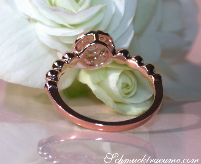 Roségold-Ring mit 0.340 Karat Brillanten, Detailaufnahme, weißer Rosenhintergrund