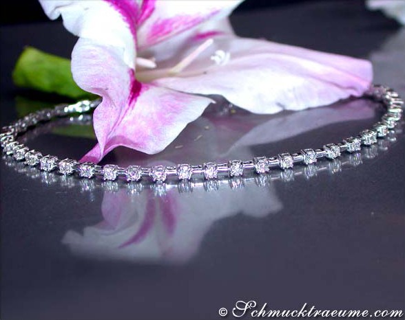 Platin-Armband mit Diamanten, Blume im Hintergrund