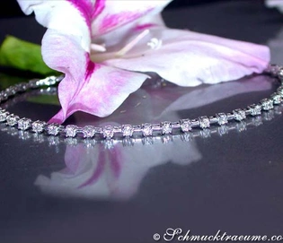 Platin-Armband mit Diamanten, Blume im Hintergrund