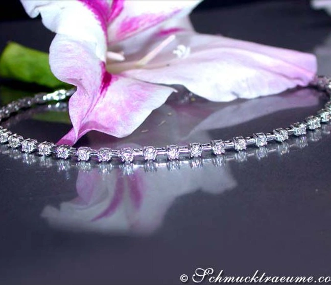 Platin-Armband mit Diamanten, Blume im Hintergrund Platin-Armband mit Diamanten, Blume im Hintergrund