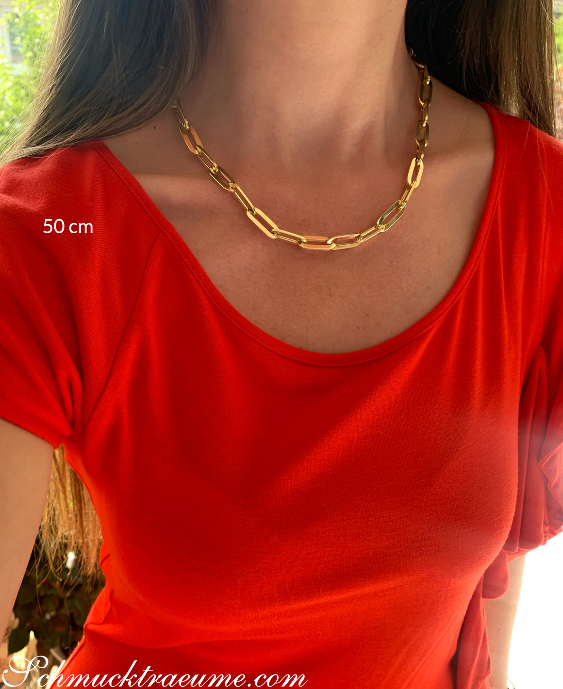 Goldene Paperclip-Halskette in Gelbgold 585, Detailansicht auf rotem Oberteil