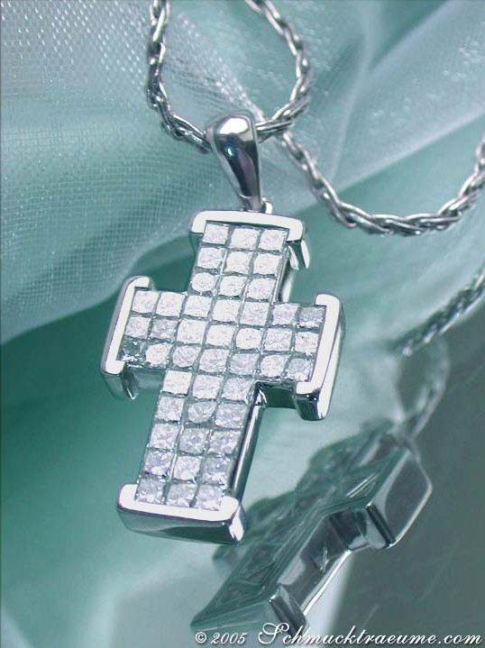 Silberner Diamantkreuzanhänger mit 45 Diamanten, Detailansicht, hochglänzend.