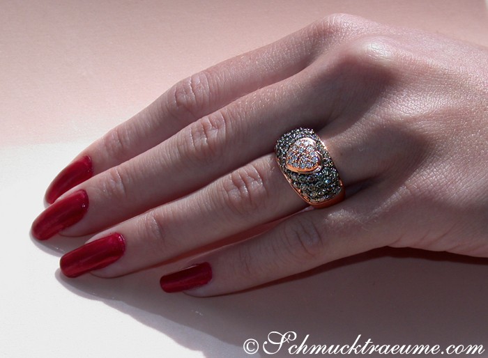 Herzring aus Roségold mit braunen und weißen Brillanten, Detailaufnahme auf Hand