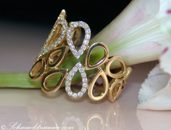 Goldener Diamantring mit raffiniertem Tropfen-Design, Detailaufnahme, elegant und luxuriös.