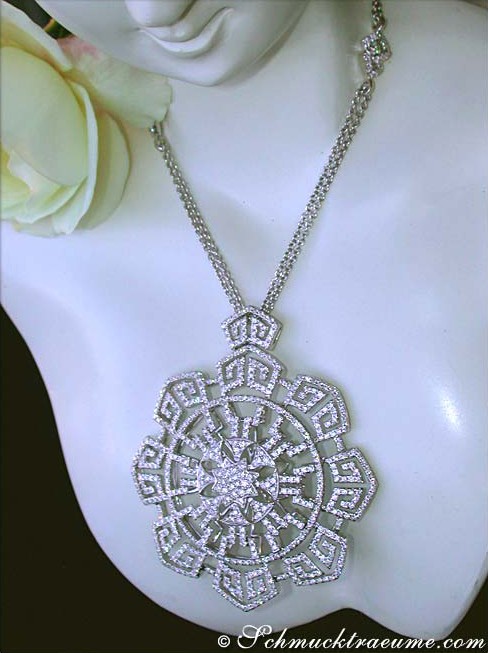 Detailansicht des luxuriösen Brillanten-Colliers mit großem, filigranem Design auf weißem Halsbügel