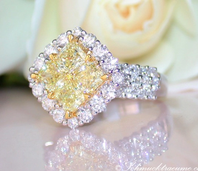 Blauer Diamantring mit gelben Diamanten und Brillanten auf Rosenblüte Blauer Diamantring mit gelben Diamanten und Brillanten auf Rosenblüte