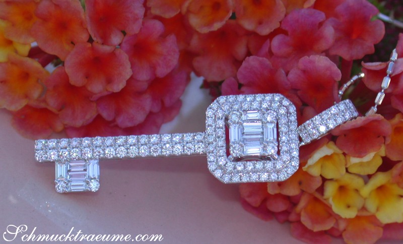 Schlüsselanhänger mit Baguette-Diamanten in Weißgold, detailreich, vor Blumen