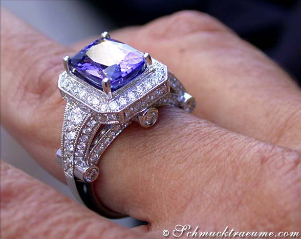 Weißgold-Ring mit Tansanit und Diamanten, Detailaufnahme, elegant getragen.