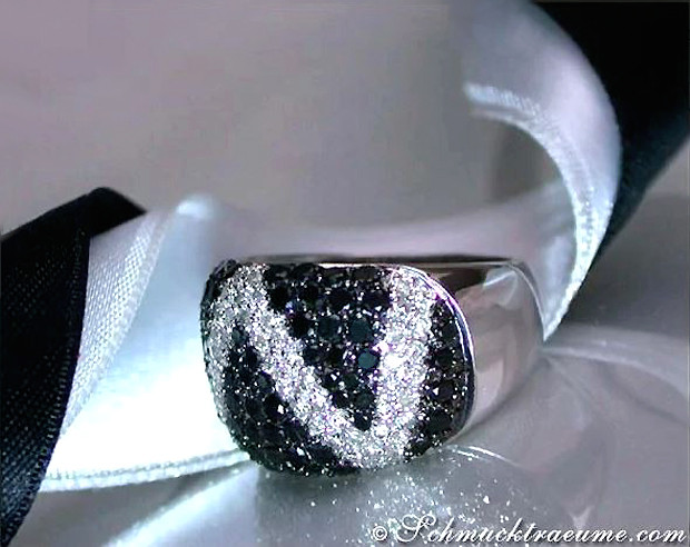 Schwarz-Weiß-Diamant-Ring im Zick-Zack-Design auf Satinband.
