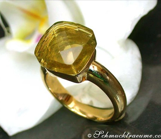 Goldener Zitronenquarz-Ring auf Orchideenblüte Goldener Zitronenquarz-Ring auf Orchideenblüte